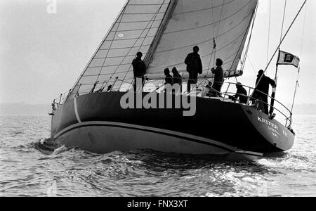 AJAXNETPHOTO. 3. APRIL 1982. PORTSMOUTH, ENGLAND - FRANZÖSISCHE YACHT KOMMT - KRITER IX NÄHERT SICH DER ZIELLINIE DIE VIERTE ETAPPE DES RENNENS WHITBREAD AUS SOUTHSEA. FOTO: JONATHAN EASTLAND/AJAX REF; 8203041 2A Stockfoto