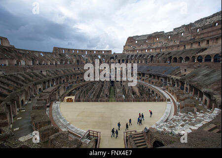 29.02.2016. Das Kolosseum-Rom, Italien. Touristen auf einer geführten Tour sehen das Innere des Kolosseums in Rom, Italien. Stockfoto