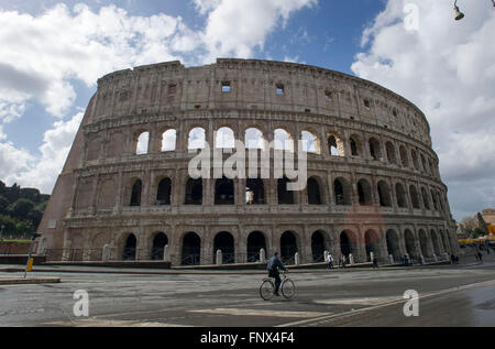 29.02.2016. Das Kolosseum-Rom, Italien. Ein Radfahrer geht das Kolosseum in Rom, Italien. Stockfoto