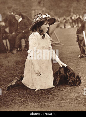 Elizabeth Bowes-Lyon The Queen Mother (1900-2002) als junges Mädchen in Glamis Castle, Schottland im Jahr 1907 Stockfoto