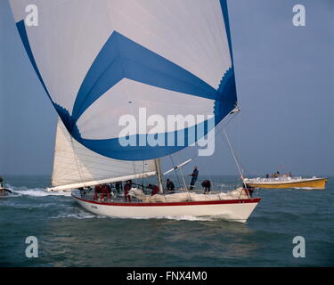 AJAXNETPHOTO 29. MÄRZ 1982 - SOLENT, ENGLAND. -WHITBREAD ROUND THE WORLD RACE. - "DER FLIEGENDE HOLLÄNDER ', CORNELIS VAN REITSCHOTEN' S FLYER KREUZE DIE ZIELLINIE VOR PORTSMOUTH. FOTO: JONATHAN EASTLAND/AJAX. REF: FLYER 910342 Stockfoto