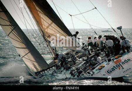 AJAXNETPHOTO. 1989 - SOLENT, ENGLAND. -FASTNET RACE - ITALIENISCHE MAXI YACHT GATORADE TESTET SEINEN MUT ZU BEGINN DES RENNENS 605 MEILE. YACHT IST EIN EINTRAG FÜR DEN WHITBREAD ROUND THE WORLD RACE. FOTO: JONATHAN EASTLAND/AJAX REF: YA GATORDE 044 Stockfoto