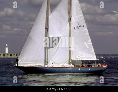 AJAXNETPHOTO. AUGUST, 1973. SOLENT, ENGLAND. -FASTNET START - FRANZÖSISCHEN SCHONER GRAND LOUIS VORBEI HURST CASTLE. YACHT WAR EIN EINTRAG IN DER 1973 WHITBREAD ROUND THE WORLD RACE. FOTO: JONATHAN EASTLAND/AJAX. REF: 906365 Stockfoto