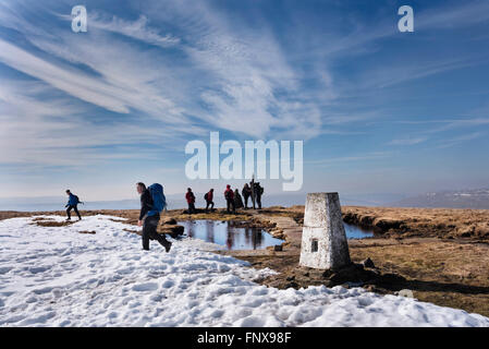 Wanderer auf dem Schnee bedeckt Gipfel von Buckden Hecht, Wharfedale, North Yorkshire, UK Stockfoto