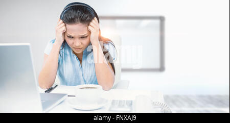 Zusammengesetztes Bild der gestresste Geschäftsfrau arbeiten an ihrem Schreibtisch Stockfoto