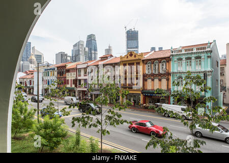 Eine Reihe von bunten Shophouses in Chinatown in Singapur Stockfoto