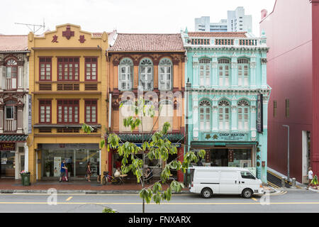 Eine Reihe von bunten Shophouses in Chinatown in Singapur Stockfoto