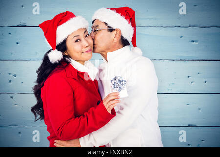 Zusammengesetztes Bild des festlichen älteres paar Austausch von Geschenken Stockfoto