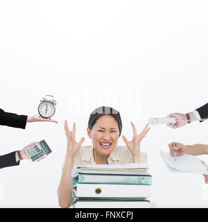 Zusammengesetztes Bild von Hand mit Wecker Stockfoto