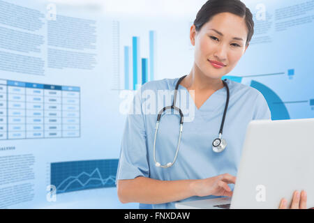 Zusammengesetztes Bild des lächelnden weiblichen Chirurgen mit einem laptop Stockfoto