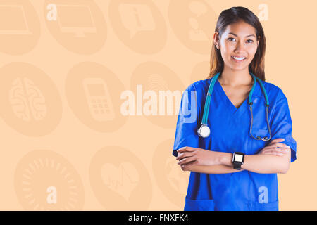 Zusammengesetztes Bild asiatische Krankenschwester mit Stethoskop Kreuzung Armen Stockfoto