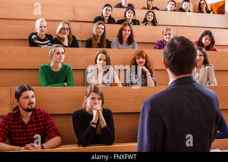 Lehrer, Schüler zu erklären, etwas Stockfoto