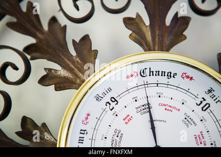 Ein altes Barometer an der Wand, die Änderung mit seinen Pfeil anzeigt. Stockfoto