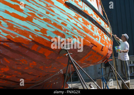 Ein Fischerboot ist lackiert und repariert bei einer Werft Newport Rhode Island Stockfoto