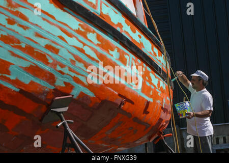 Ein Fischerboot ist lackiert und repariert bei einer Werft Newport Rhode Island Stockfoto