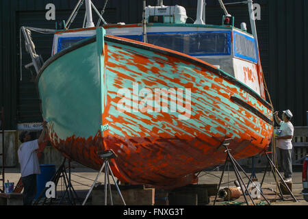 Ein Fischerboot ist lackiert und repariert bei einer Werft Newport Rhode Island Stockfoto