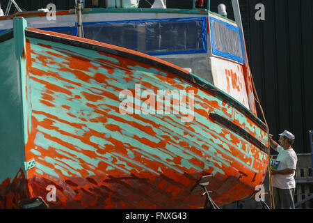 Ein Fischerboot ist lackiert und repariert bei einer Werft Newport Rhode Island Stockfoto