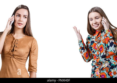 Junge Frauen am Telefon sprechen Stockfoto