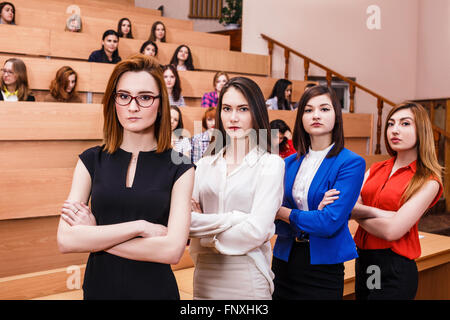 Junge Frauen im Unterricht mit Schülern Stockfoto