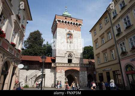 St. Florian Gate (Brama Florianska), gotische mittelalterliche Festung in der Altstadt von Krakau (Krakau), Polen Stockfoto