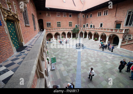 Polen, Krakow (Krakau), Collegium Maius (Great College) der Jagiellonen-Universität, Museum, eine Gruppe von Touristen auf Sehenswürdigkeiten Stockfoto