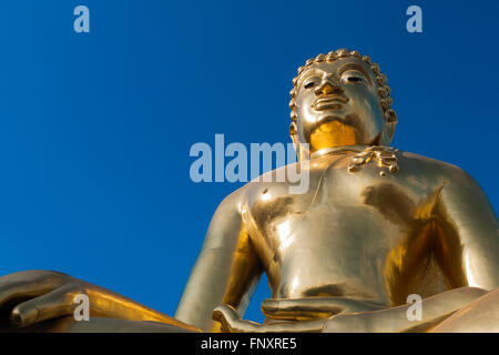 Goldene Buddha Bild Statue, die Haltung der Meditation mit blauem Himmelshintergrund. Stockfoto