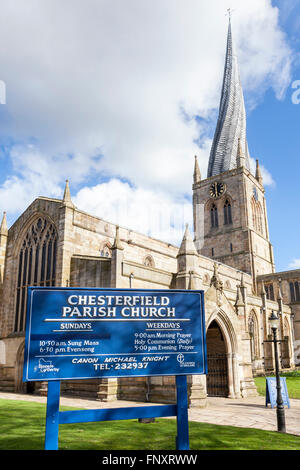 St. Maria und alle Heiligen Kirche, Chesterfield Pfarrkirche mit seinem schiefen Turm. Chesterfield, England, Großbritannien Stockfoto