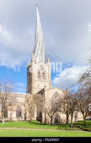 St. Maria und alle Heiligen Kirche mit ihren verdrehten Turm, Chesterfield, England, Großbritannien Stockfoto