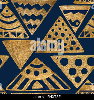 Ethnische Muster. Hand gezeichnet abstrakt geometrische Pyramiden nahtlose Hintergrund. Gold auf blau tribal Textur. Stockfoto