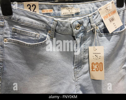 Sprühen Sie auf Röhrenjeans Topman vorrätig. UK Stockfoto