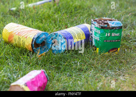 Feuerwerk und Wunderkerzen verließ über Nacht in einem Garten eine Familie Feuerwerk am 5. November, Bonfire Night im Vereinigten Königreich. Stockfoto