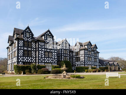 19 Gregynog Hall University of Wales und Studie Kongresszentrum mit schwarzen und weißen Fassade. Tregynon Newtown Powys, Wales UK Stockfoto