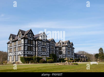 Gregynog Hall Konferenz und Study centre for University of Wales mit schwarzen und weißen Fassade. Tregynon Newtown Powys, Wales UK Stockfoto