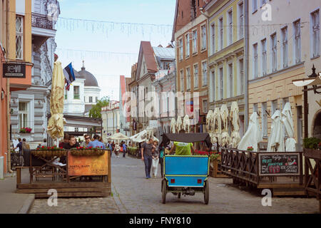 TALLINN, Estland - YUNI 12, 2015: Rikscha nimmt Touristen die Sehenswürdigkeiten der mittelalterlichen Stadt. Beliebte touristische Straße Stockfoto