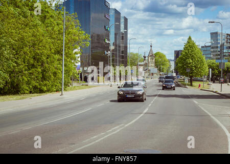 Tallinn, Estland - Yuni 12, 2015: Luxus-BMW Auto bewegt sich entlang der breiten Landstraße im Hintergrund Gebäude Businesscenter Stockfoto