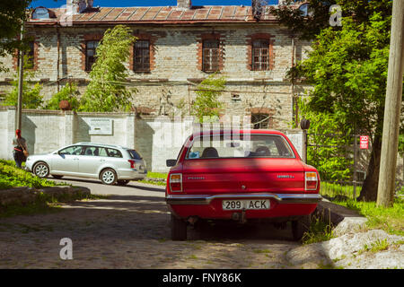 Tallinn, Estland - Yuni 12, 2015: Rote Oldtimer Ford Taunus auf Pflaster in einer verlassenen Straße geparkt. Sonnigen Sommertag Stockfoto