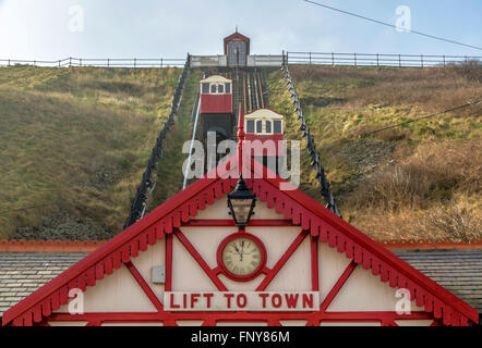 Anzeigen suchen, um sich von der viktorianischen Pier in Saltburn-on-Sea an der Standseilbahn, eine der ältesten Welten Wasser angetrieben Cliff Lifts Stockfoto