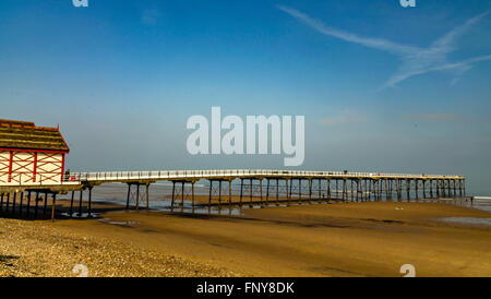 Die viktorianischen Pier in Saltburn-by-the-Sea, Cleveland UK vom Strand mit dem Meer zurück. Stockfoto