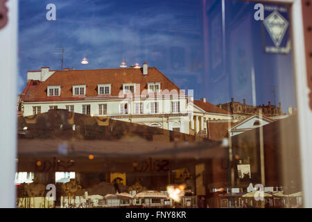 TALLINN, Estland - YUNI 13, 2015: Reflektieren Sie den zentralen Platz von Tallinn in Glasvitrinen, Estland Stockfoto