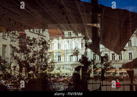 TALLINN, Estland - YUNI 13, 2015: Reflektieren Sie den zentralen Platz von Tallinn in Glasvitrinen, Estland Stockfoto