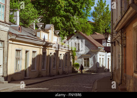 Tallinn, Estland - Yuni 12, 2015: Touristen Fuß durch die historischen Straßen der Stadt mit mittelalterlicher Geschichte, Tallinner Altstadt Stockfoto