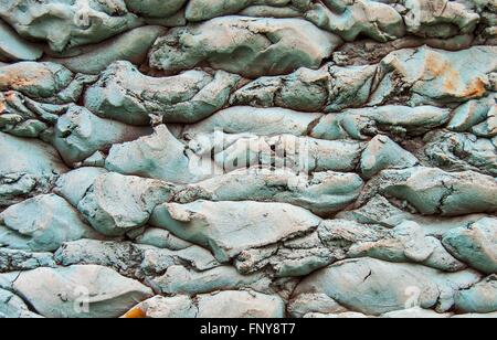 Große Haufen Teile und Formen gebacken Ton auf dem Hügel. Stockfoto