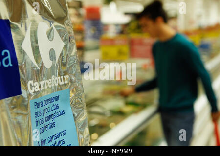 Carrefour-Supermarkt in Malaga Spanien zeigt Tiefkühlkost Abschnitt mit Mann einkaufen. Stockfoto