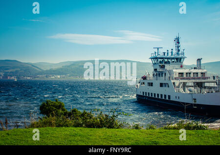 Eine Autofähre eine schottische Insel Port ab Stockfoto