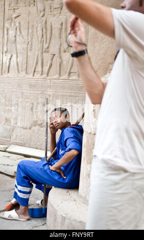 KOM OMBO, Ägypten - 18.Juli: Nicht identifizierte junge ägyptische Kehrmaschine in der Kom Ombo Tempel. Am 18. Juli 2010 Kom Ombo, Ägypten Stockfoto