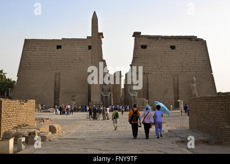 LUXOR, Ägypten - Juli 19: Zeilen der Sphinx-Statuen säumen die Route in Luxor-Tempel, ehemals Theben. Am 19. Juli 2010 Luxor, Motorradfahrt Stockfoto