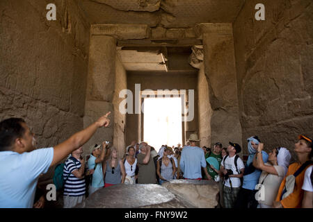 LUXOR, Ägypten - Juli 19: Ein Leitfaden mit einer Gruppe von Touristen im Karnak-Tempel. Am 19. Juli 2010 Luxor, Ägypten Stockfoto