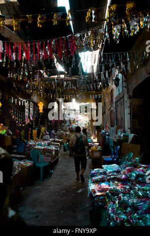 Kairo, Ägypten - 23 JUL: Spaziergänge durch die Straßen von Khan El Khalili Basar, einem großen Souk im Stadtteil islamischen Tourist am Juli Stockfoto