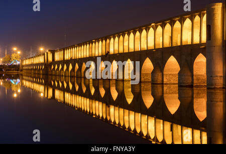 Nachts beleuchtet Blick auf Allahverdi Khan Brücke (Se-o-Se Pol, 33 Bogen Brücke) über den Zayandeh Fluss, Isfahan, Iran. Stockfoto