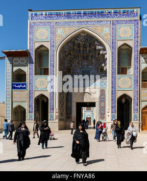 Besucher, einschließlich Familien und Tschador bekleideten Frauen, auf dem Vorplatz des Shah Cheragh Mausoleums, Shiraz, Iran Stockfoto